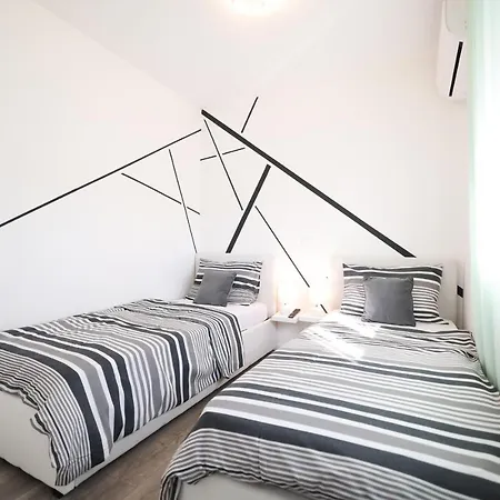 Tia With Heated Pool & Jacuzzi Willa Murvica (Policnik)