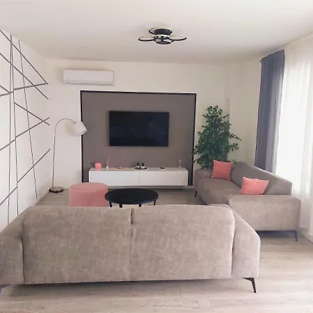 Tia With Heated Pool & Jacuzzi Willa *