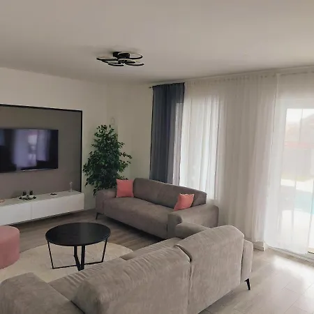 Tia With Heated Pool & Jacuzzi Willa *