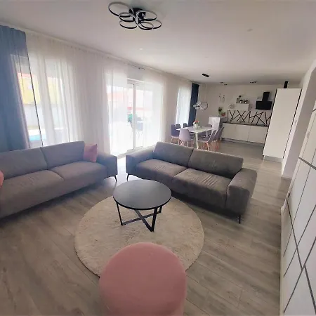 Tia With Heated Pool & Jacuzzi Willa Murvica (Policnik)