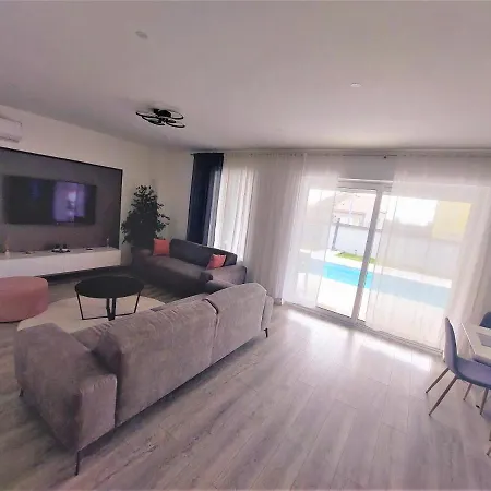 Tia With Heated Pool & Jacuzzi *