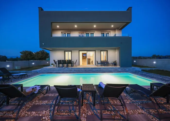 Tia With Heated Pool & Jacuzzi Вилла *