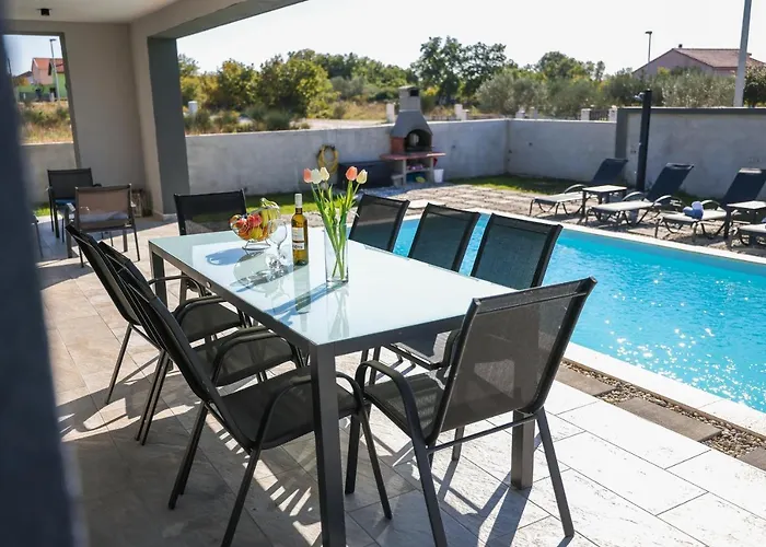 Tia With Heated Pool & Jacuzzi *