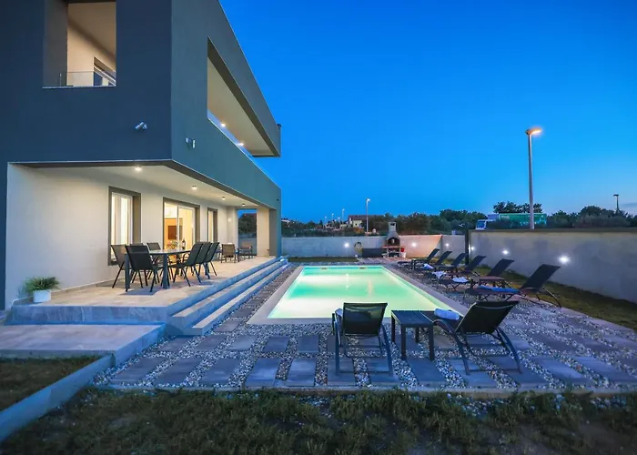 Tia With Heated Pool & Jacuzzi Вилла Murvica (Policnik)