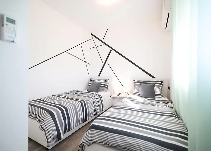 Tia With Heated Pool & Jacuzzi Вилла Murvica (Policnik)