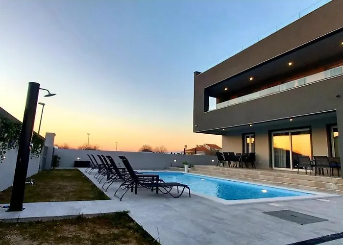 Tia With Heated Pool & Jacuzzi