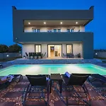 Tia With Heated Pool & Jacuzzi Villa *
