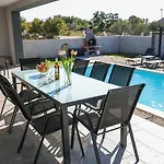 Tia With Heated Pool & Jacuzzi *