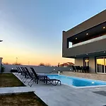 Tia With Heated Pool & Jacuzzi