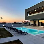 Tia With Heated Pool & Jacuzzi Villa *