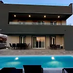 Tia With Heated Pool & Jacuzzi Villa Murvica (Policnik)