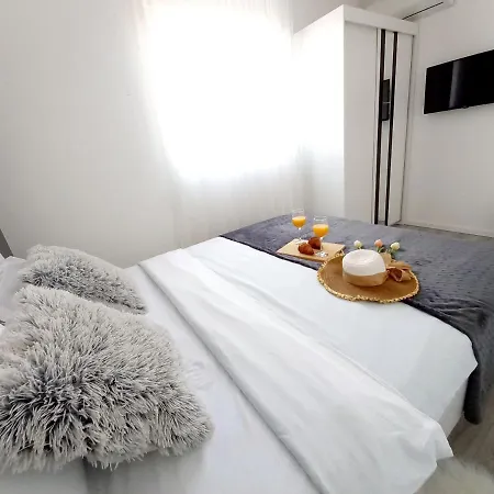 Tia With Heated Pool & Jacuzzi Vila