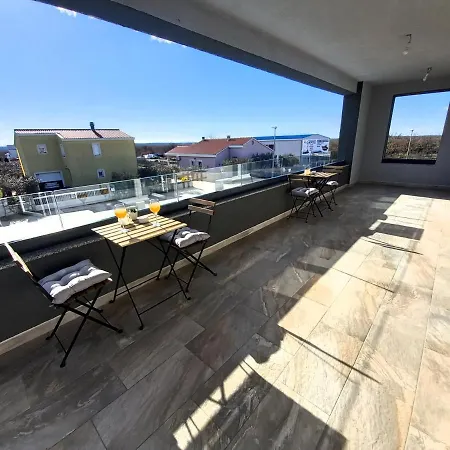 Tia With Heated Pool & Jacuzzi Vila *