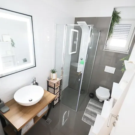 Tia With Heated Pool & Jacuzzi Vila Murvica (Policnik)