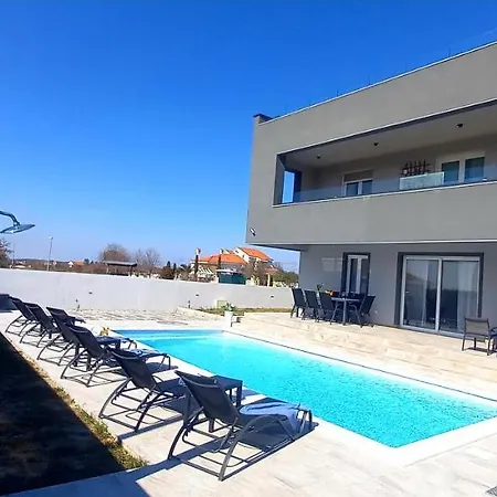 Tia With Heated Pool & Jacuzzi *