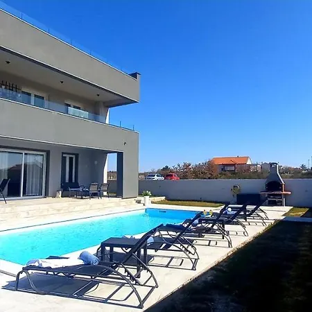 Βίλα Tia With Heated Pool & Jacuzzi *