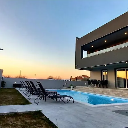 Tia With Heated Pool & Jacuzzi