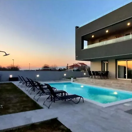 Tia With Heated Pool & Jacuzzi Vila *