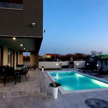Tia With Heated Pool & Jacuzzi