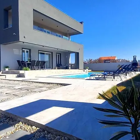 Tia With Heated Pool & Jacuzzi Vila *