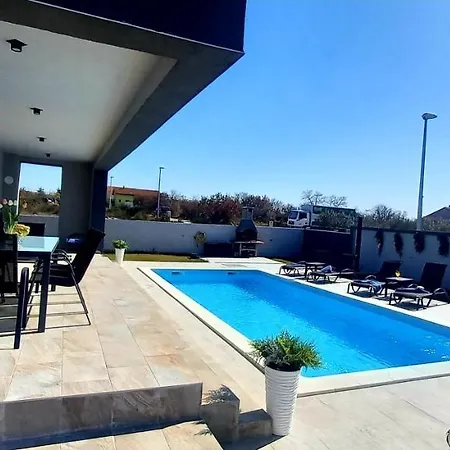 Villa Tia With Heated Pool & Jacuzzi