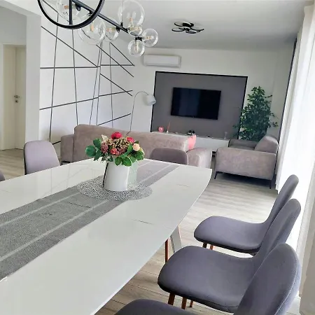 Tia With Heated Pool & Jacuzzi *