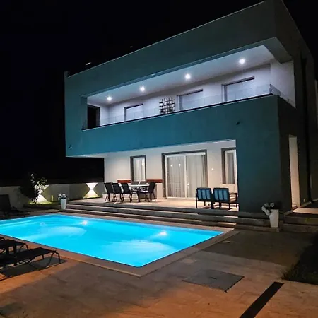 Βίλα Tia With Heated Pool & Jacuzzi *