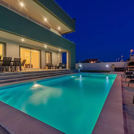 Tia With Heated Pool & Jacuzzi *