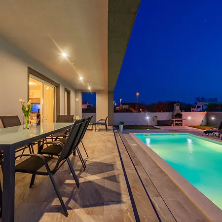 Tia With Heated Pool & Jacuzzi Villa Murvica (Policnik)