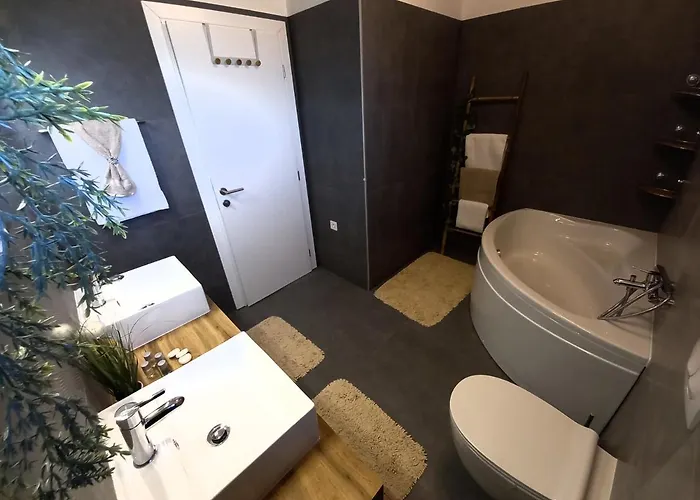 Tia With Heated Pool & Jacuzzi *