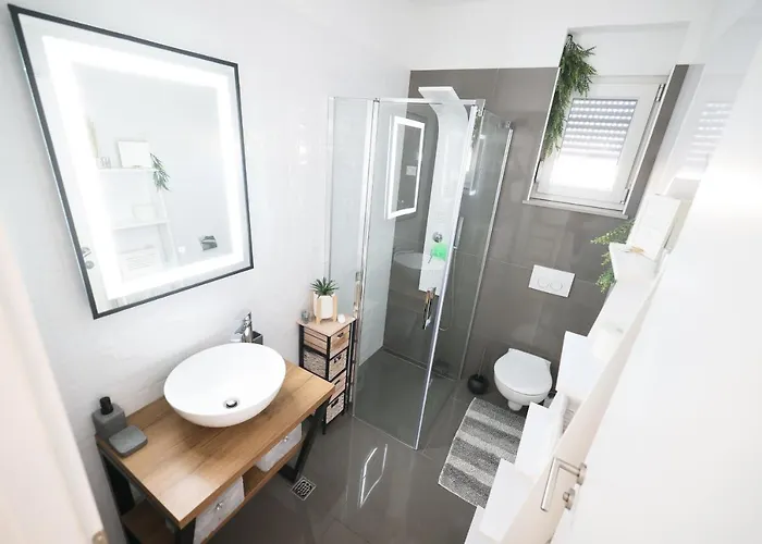 Tia With Heated Pool & Jacuzzi Villa Murvica (Policnik)