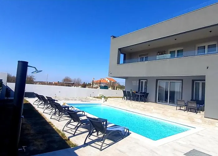 Tia With Heated Pool & Jacuzzi *