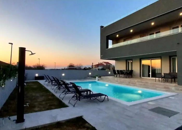 Tia With Heated Pool & Jacuzzi Villa *