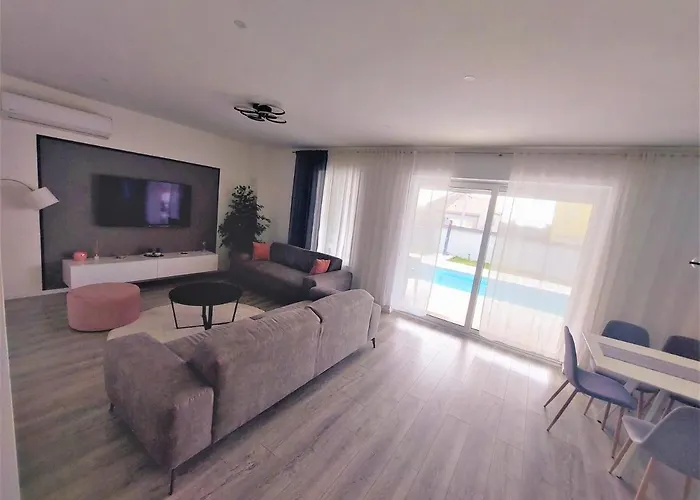 Tia With Heated Pool & Jacuzzi *